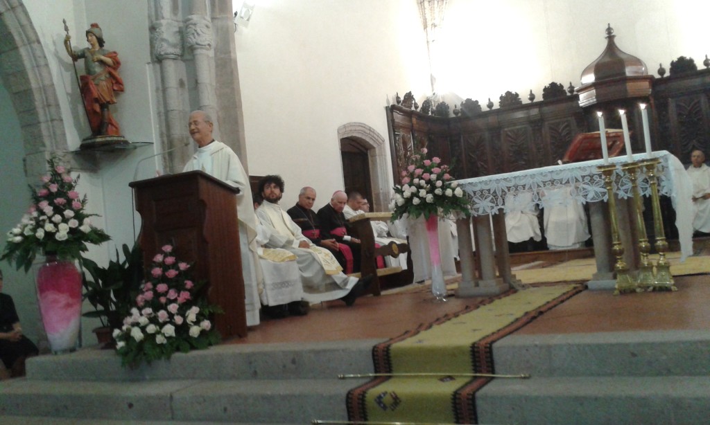 Don Albino tiene la sua omelia durante la celebrazione dei suoi 50 anni di prete.