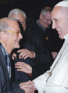 Mons. Albino Sanna Segretario nazionale e Capo Redattore di UAC Notizie saluta Papa Francesco