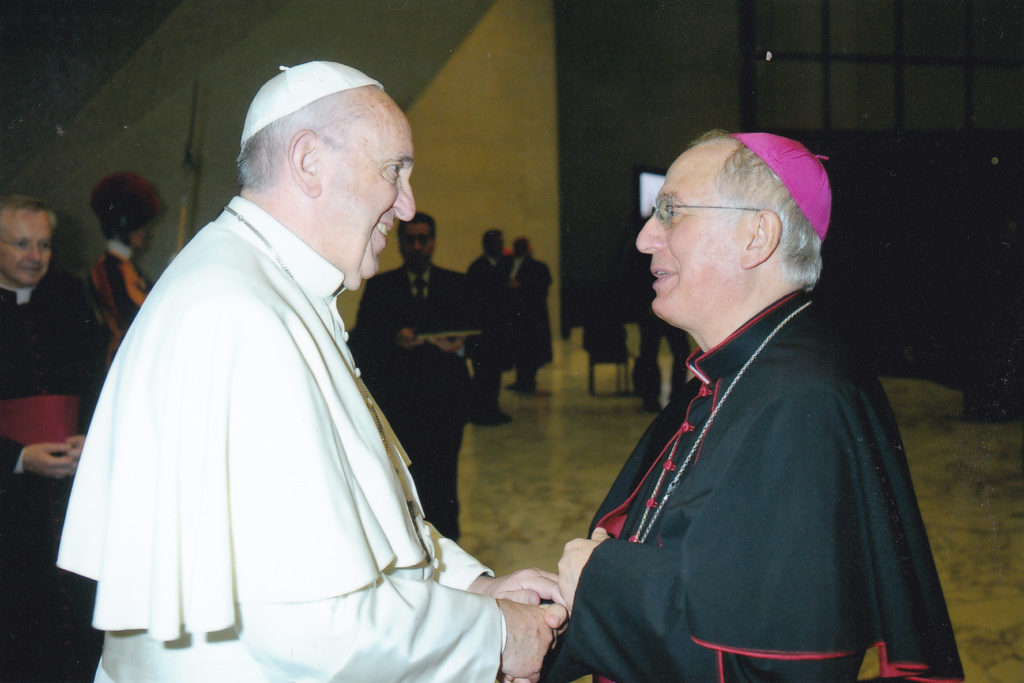S. E. Mons. Luigi Mansi, Presidente dell' UAC saluta e ringrazia Papa Francesco