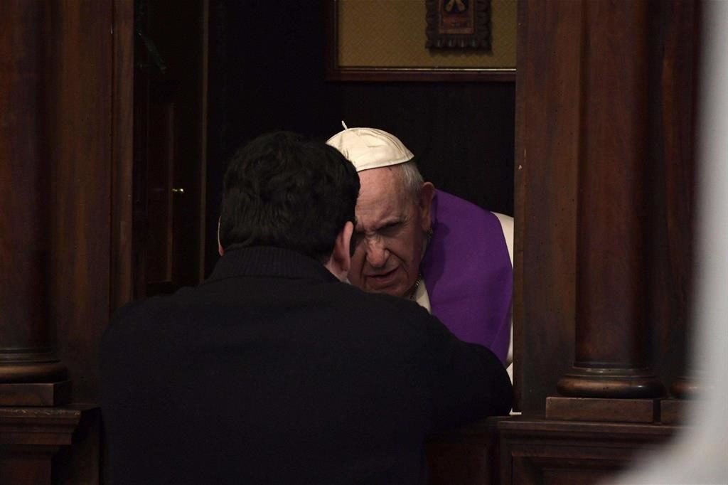 Papa Francesco in confessionale - 2 marzo 2017